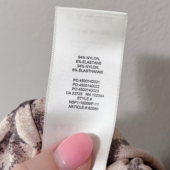 Aritzia Babaton Contour Double V Bodysuit Fawn Pink Gull Grey Rose Size Small - Picture 10 of 10